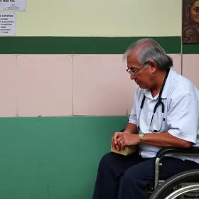 atendimento prioritário para idosos e pessoas com deficiência