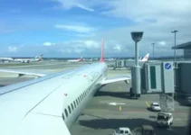 avião sai da pista